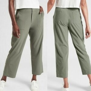 ATHLETA Tribeca Utility Crop Pant in Laurel Olive Green Size 8 (VGUC)